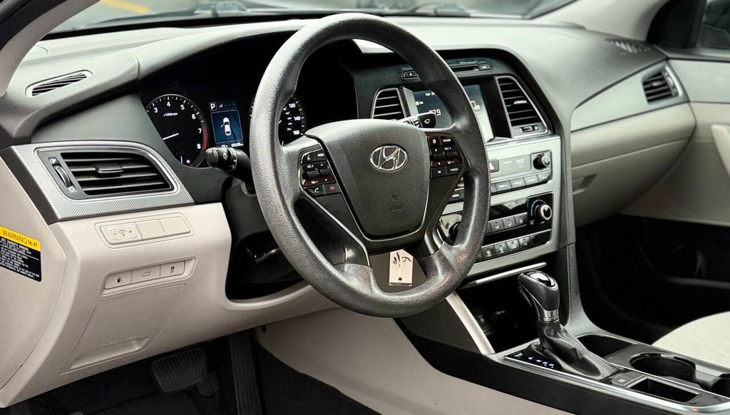 Hyundai Sonata Vehicle Full-screen Gallery Image 09