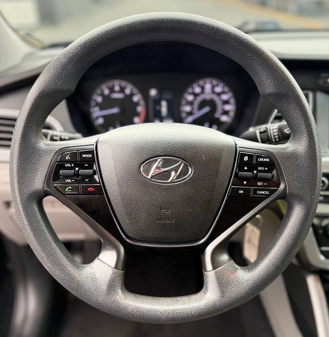 Hyundai Sonata Vehicle Full-screen Gallery Image 10