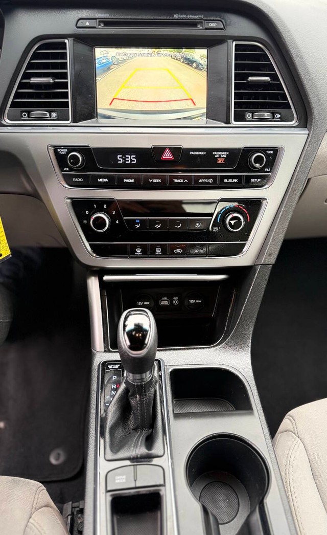 Hyundai Sonata Vehicle Full-screen Gallery Image 11