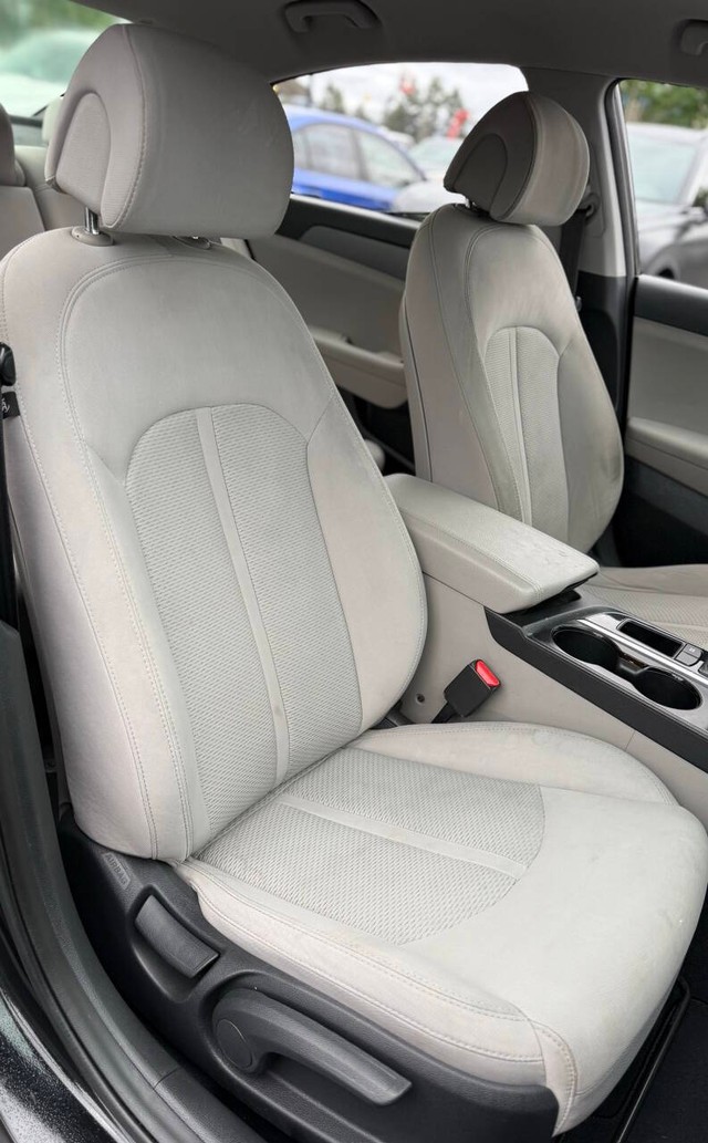 Hyundai Sonata Vehicle Full-screen Gallery Image 13