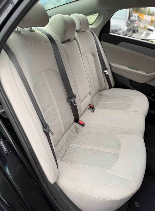 Hyundai Sonata Vehicle Full-screen Gallery Image 14