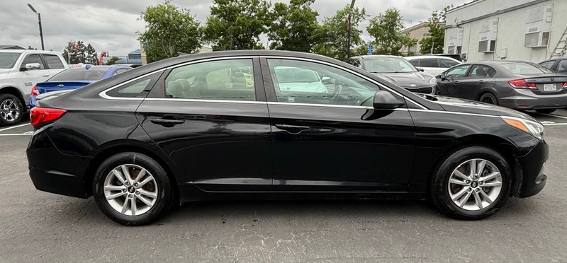 Hyundai Sonata Vehicle Full-screen Gallery Image 05