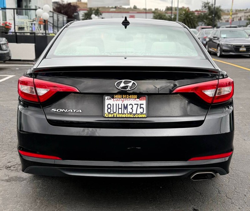 Hyundai Sonata Vehicle Full-screen Gallery Image 07
