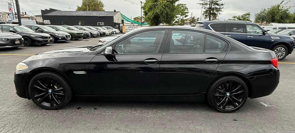 BMW 5 Series Vehicle Full-screen Gallery Image 04