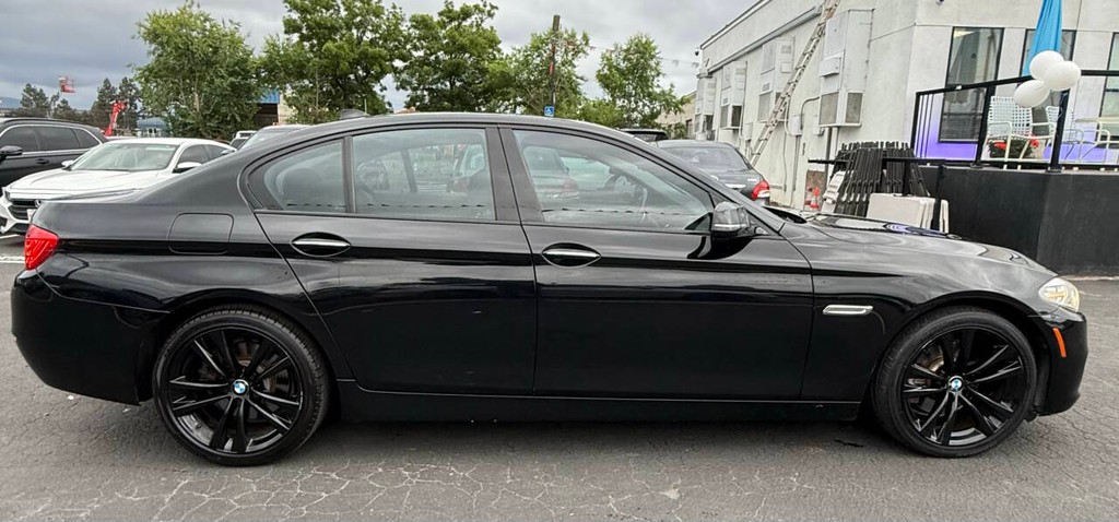 BMW 5 Series Vehicle Full-screen Gallery Image 05