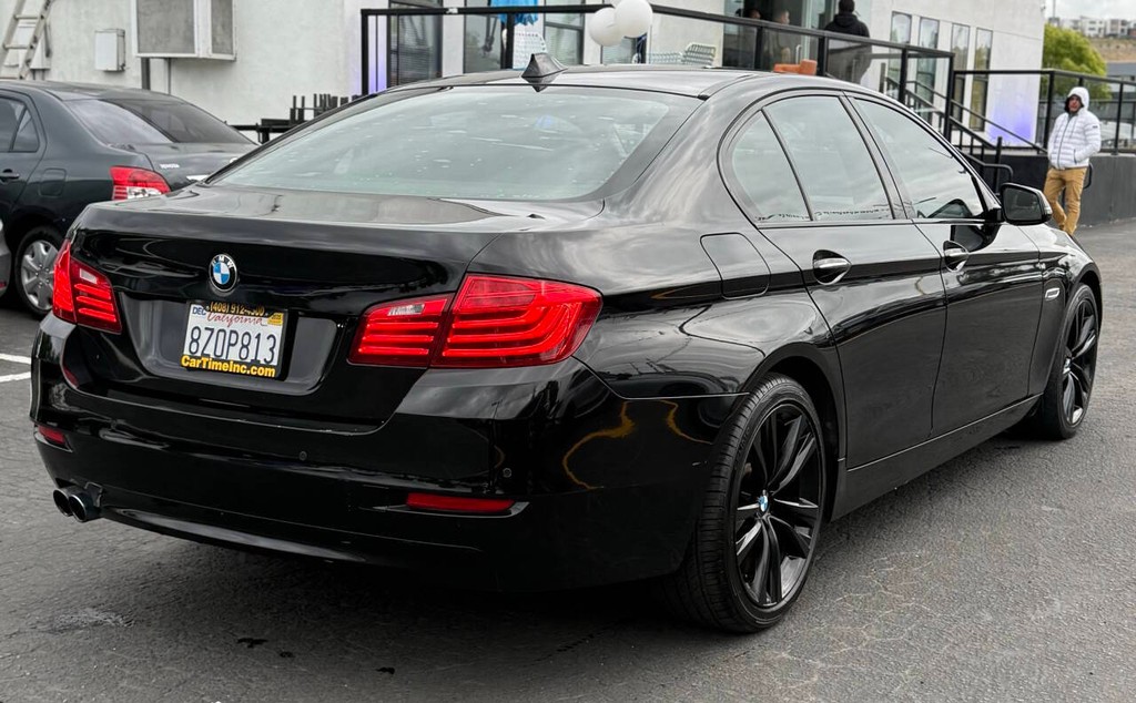 BMW 5 Series Vehicle Full-screen Gallery Image 06