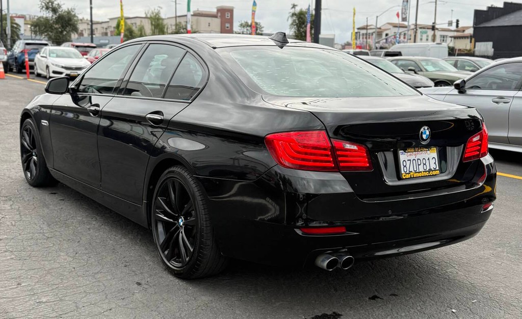 BMW 5 Series Vehicle Full-screen Gallery Image 08