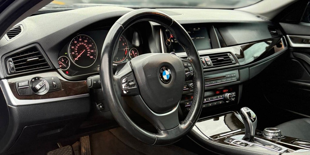 BMW 5 Series Vehicle Full-screen Gallery Image 09