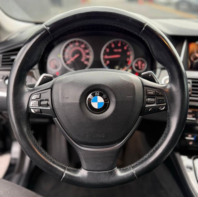BMW 5 Series Vehicle Full-screen Gallery Image 10