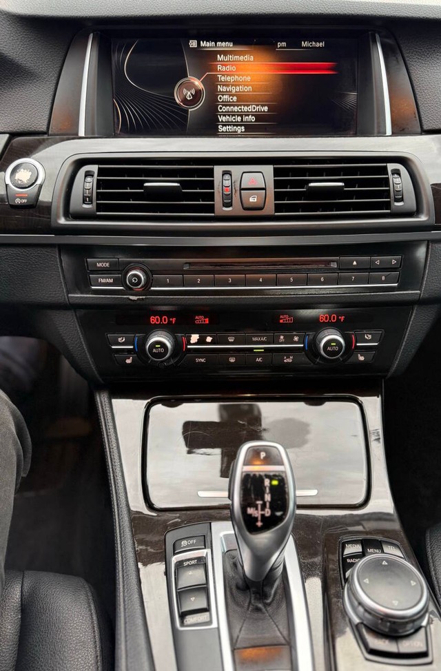 BMW 5 Series Vehicle Full-screen Gallery Image 12