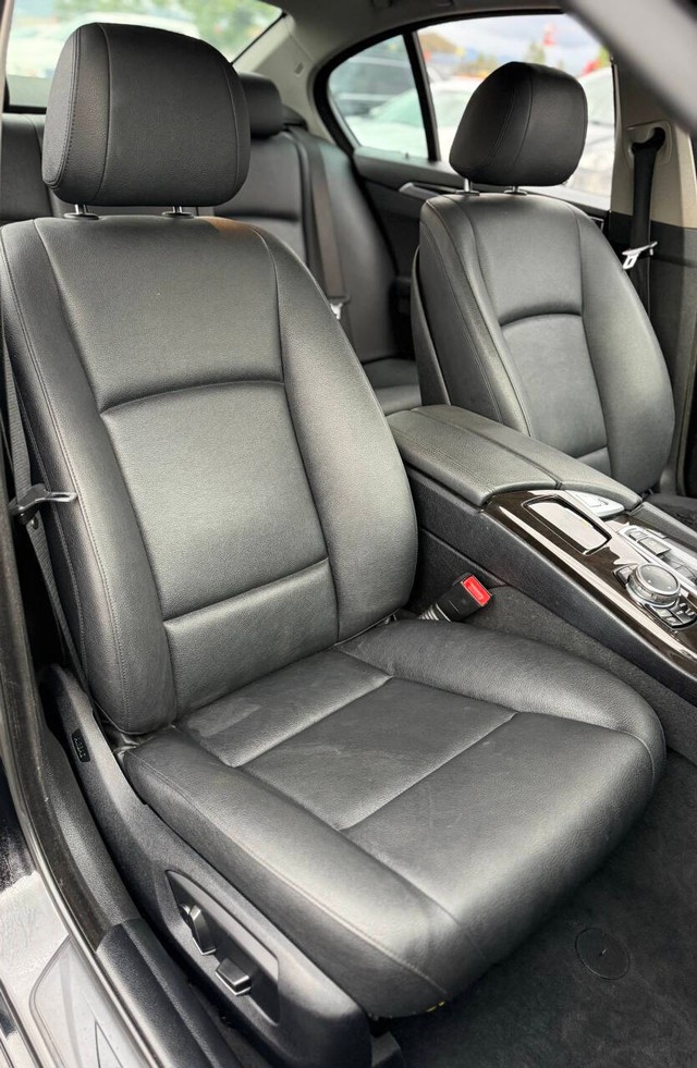 BMW 5 Series Vehicle Full-screen Gallery Image 15