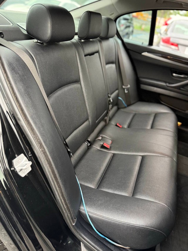 BMW 5 Series Vehicle Full-screen Gallery Image 16