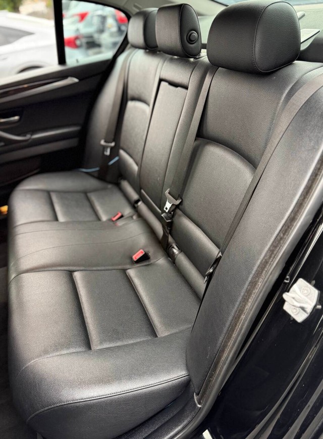 BMW 5 Series Vehicle Full-screen Gallery Image 17