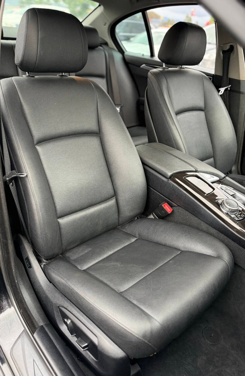 BMW 5 Series Vehicle Full-screen Gallery Image 15