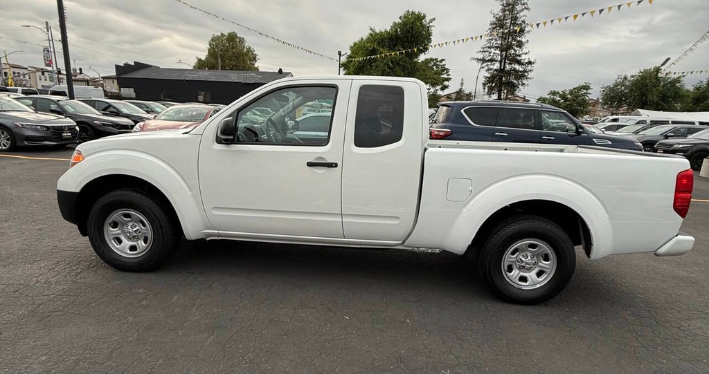 Nissan Frontier Vehicle Full-screen Gallery Image 04