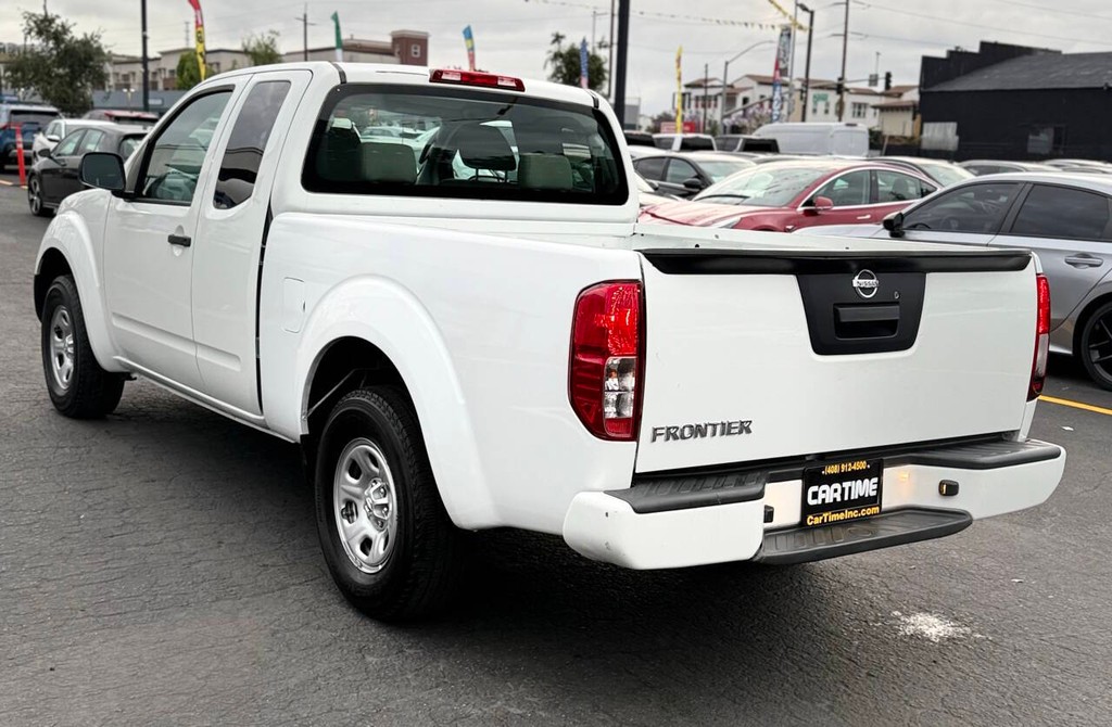 Nissan Frontier Vehicle Full-screen Gallery Image 08