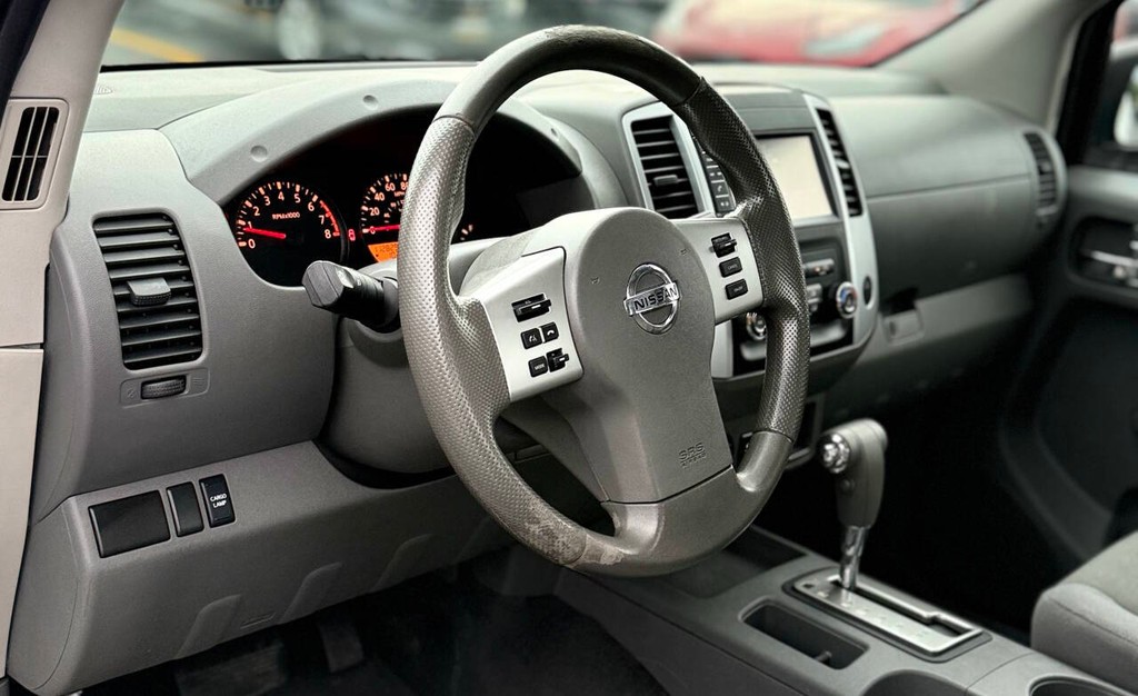 Nissan Frontier Vehicle Full-screen Gallery Image 09