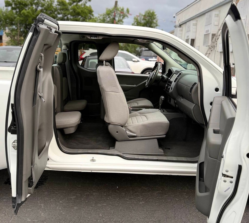 Nissan Frontier Vehicle Full-screen Gallery Image 15