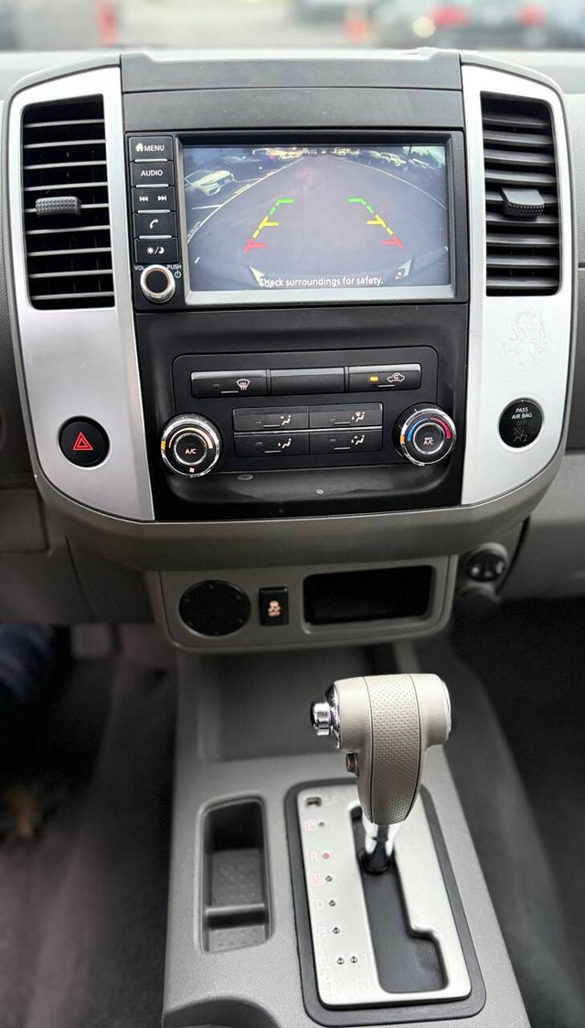 Nissan Frontier Vehicle Full-screen Gallery Image 11