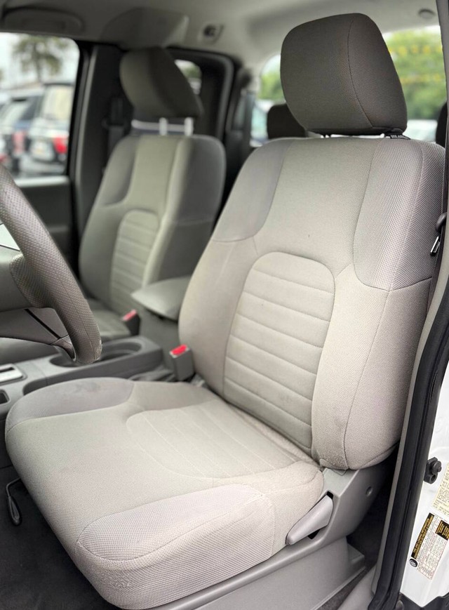 Nissan Frontier Vehicle Full-screen Gallery Image 12