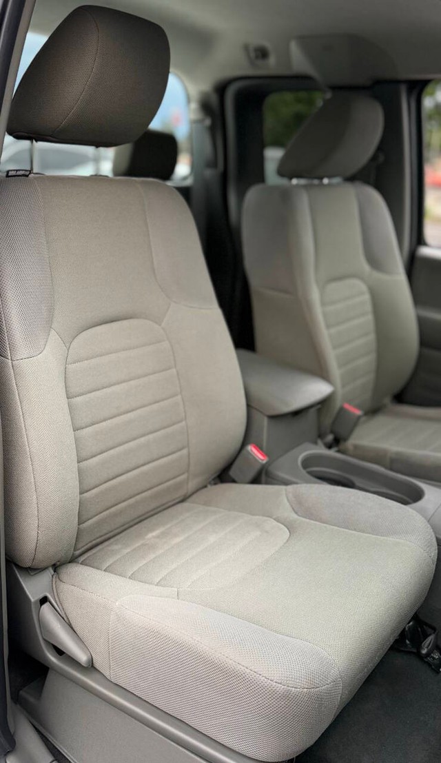 Nissan Frontier Vehicle Full-screen Gallery Image 13