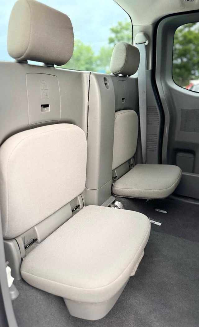 Nissan Frontier Vehicle Full-screen Gallery Image 14