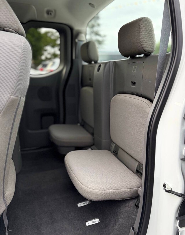 Nissan Frontier Vehicle Full-screen Gallery Image 16