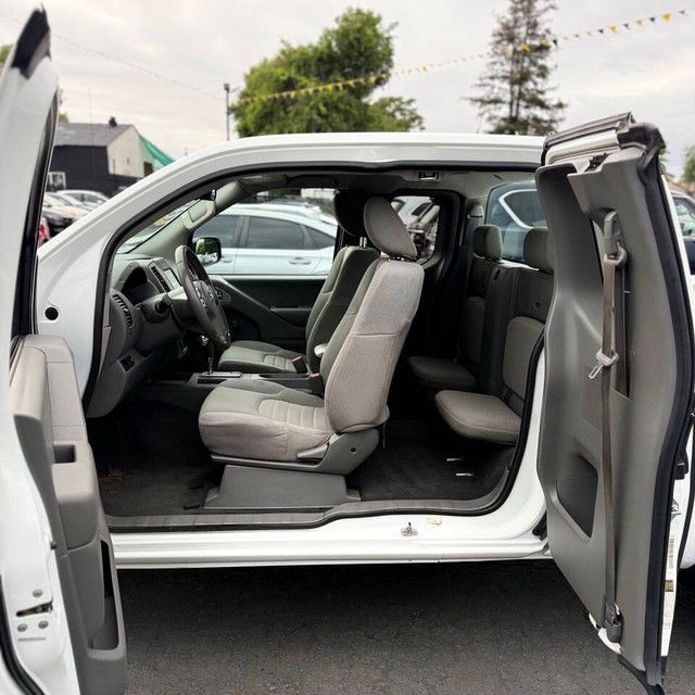 Nissan Frontier Vehicle Full-screen Gallery Image 17