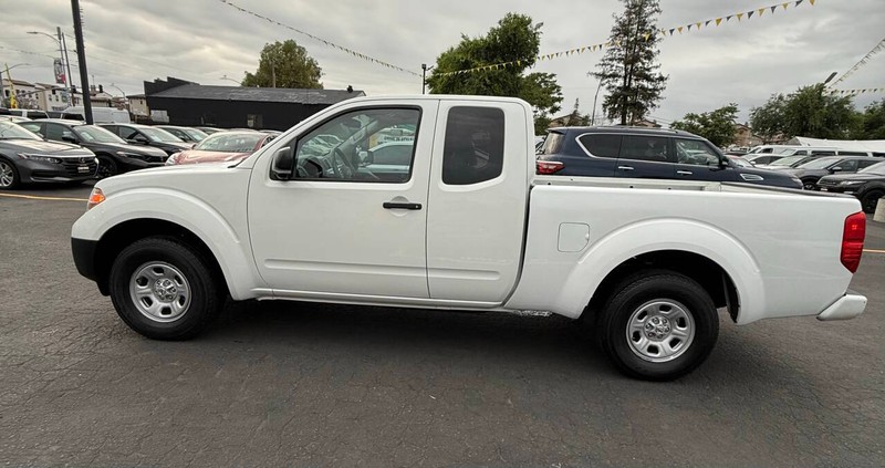 Nissan Frontier Vehicle Full-screen Gallery Image 04