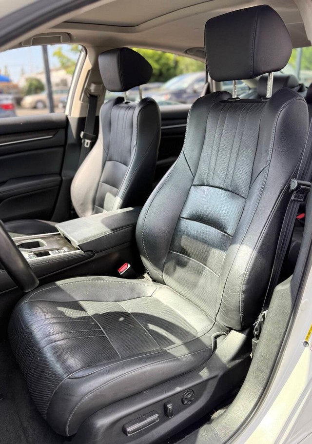 Honda Accord Sedan Vehicle Full-screen Gallery Image 11
