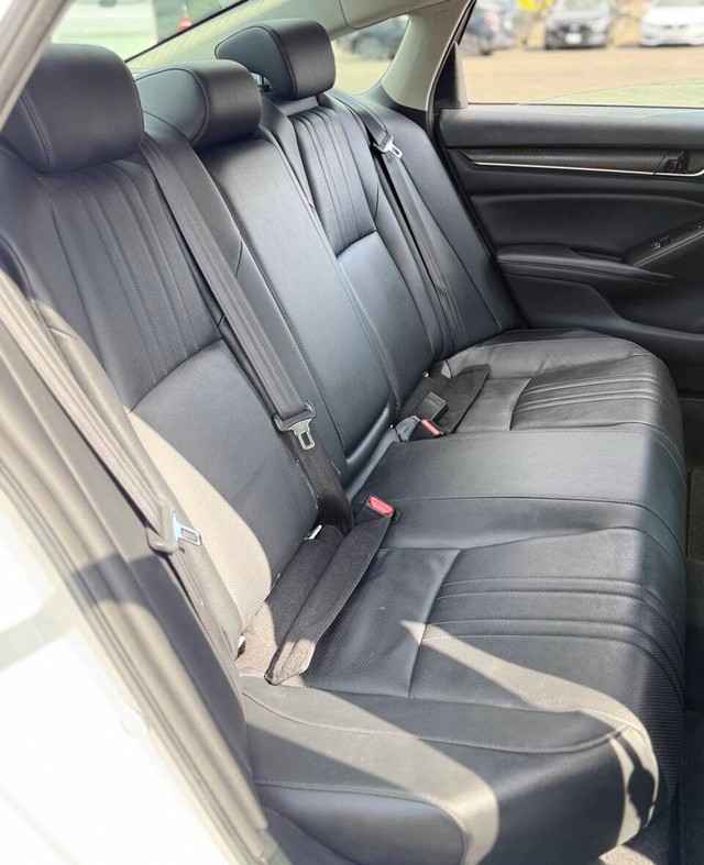 Honda Accord Sedan Vehicle Full-screen Gallery Image 12