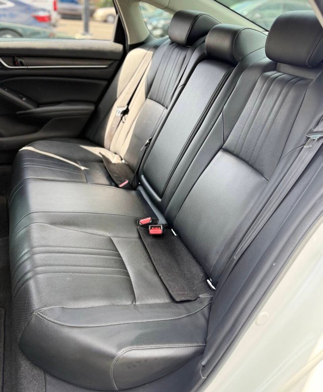 Honda Accord Sedan Vehicle Full-screen Gallery Image 14