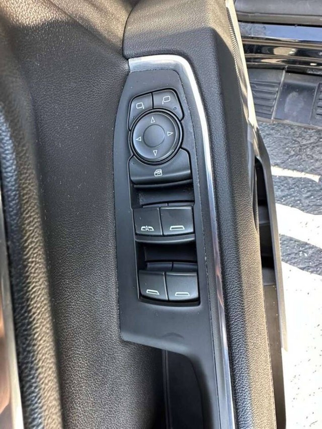 GMC Sierra 1500 Vehicle Full-screen Gallery Image 18