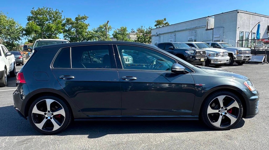 Volkswagen Golf GTI Vehicle Full-screen Gallery Image 08
