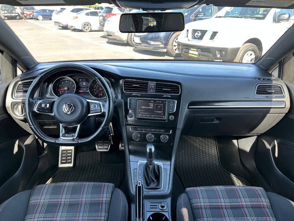 Volkswagen Golf GTI Vehicle Full-screen Gallery Image 09