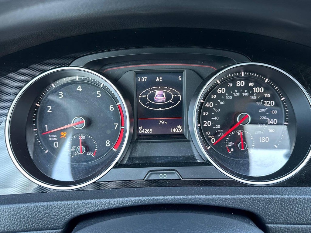 Volkswagen Golf GTI Vehicle Full-screen Gallery Image 10