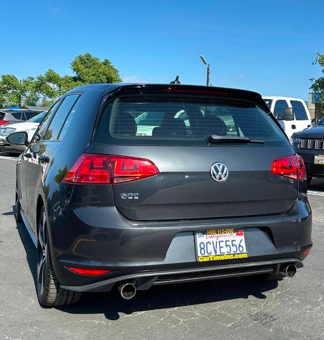 Volkswagen Golf GTI Vehicle Full-screen Gallery Image 07