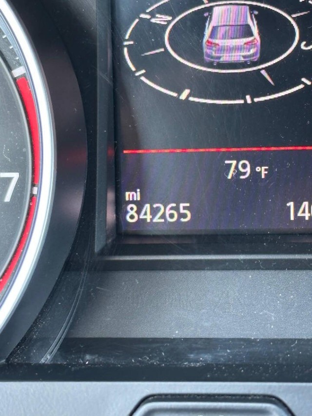 Volkswagen Golf GTI Vehicle Full-screen Gallery Image 11