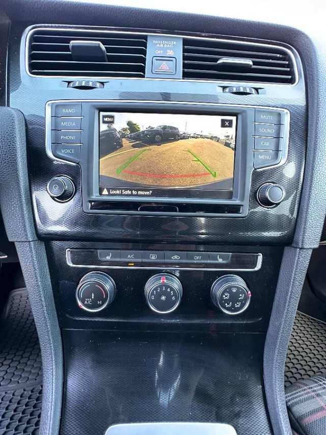 Volkswagen Golf GTI Vehicle Full-screen Gallery Image 12