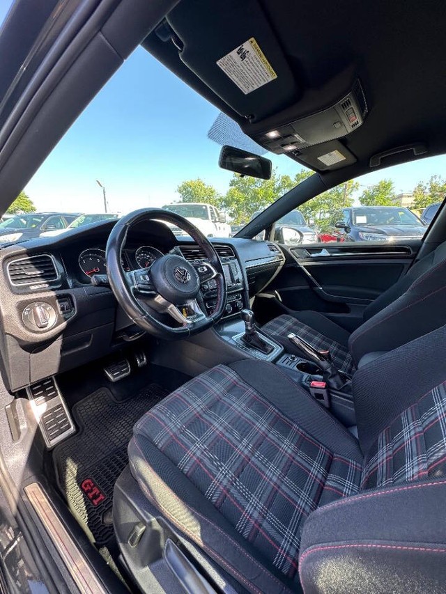 Volkswagen Golf GTI Vehicle Full-screen Gallery Image 13