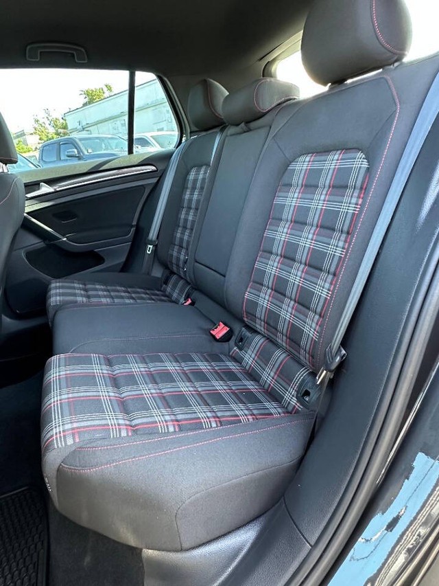 Volkswagen Golf GTI Vehicle Full-screen Gallery Image 14