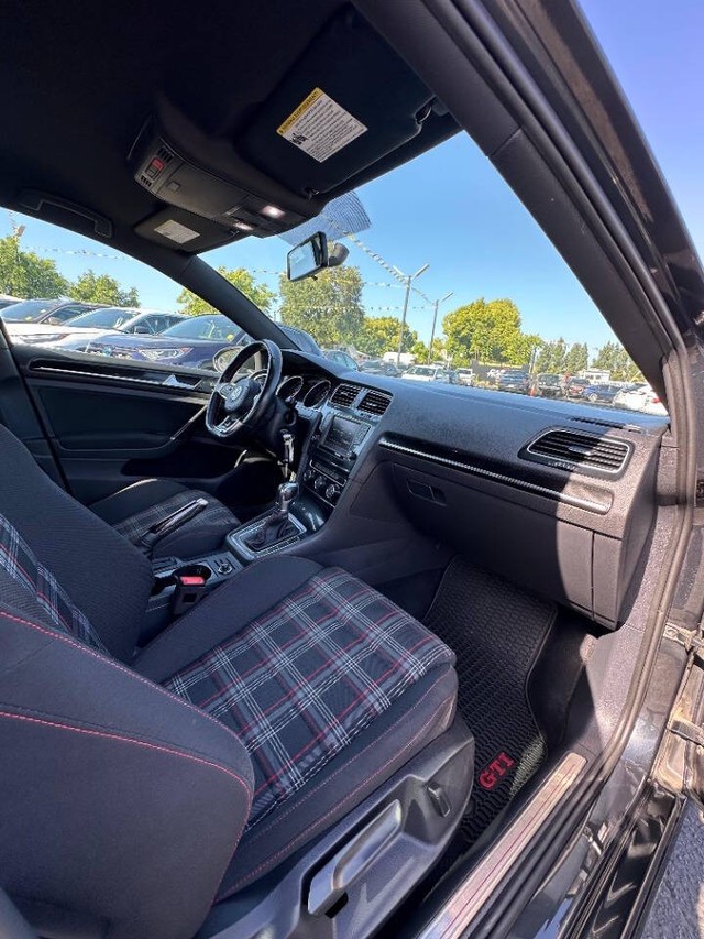 Volkswagen Golf GTI Vehicle Full-screen Gallery Image 15