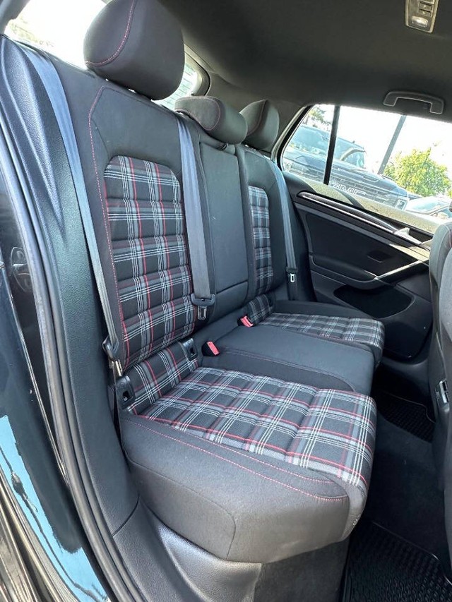 Volkswagen Golf GTI Vehicle Full-screen Gallery Image 16