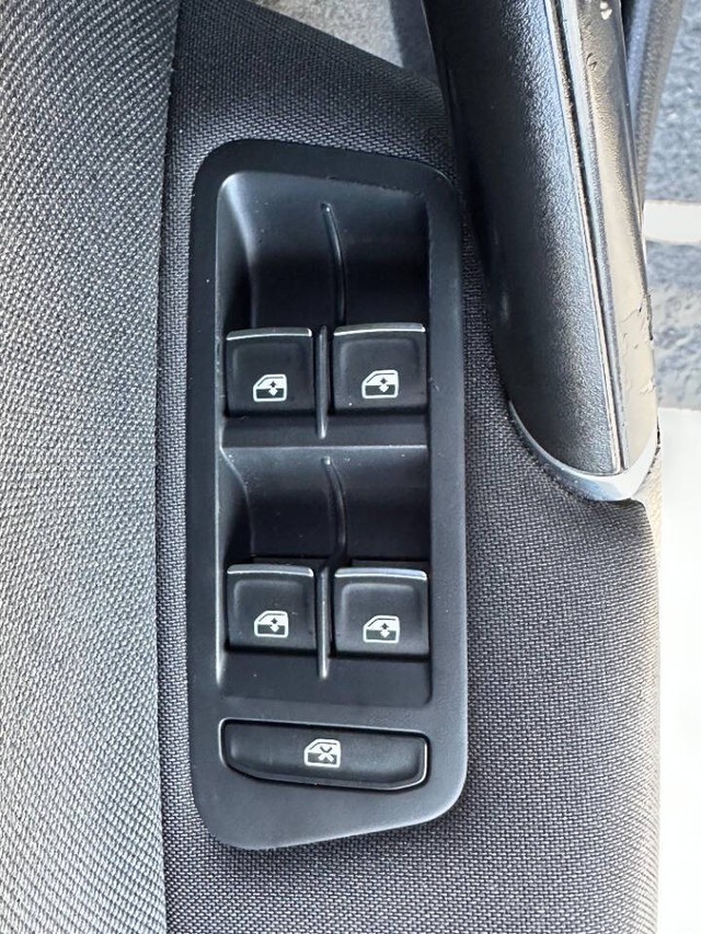 Volkswagen Golf GTI Vehicle Full-screen Gallery Image 17