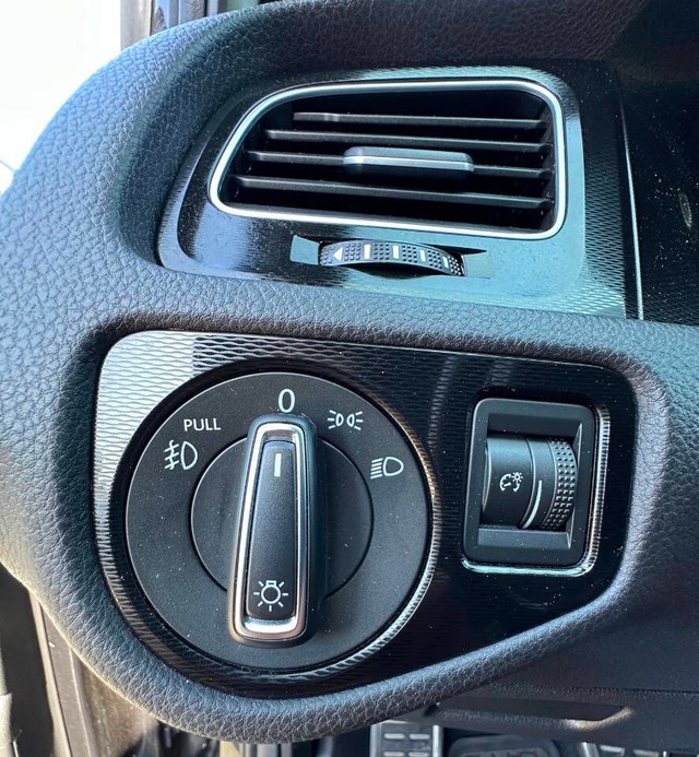 Volkswagen Golf GTI Vehicle Full-screen Gallery Image 19