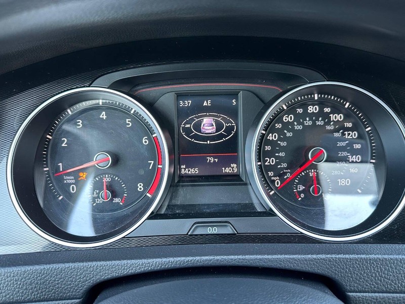 Volkswagen Golf GTI Vehicle Full-screen Gallery Image 10