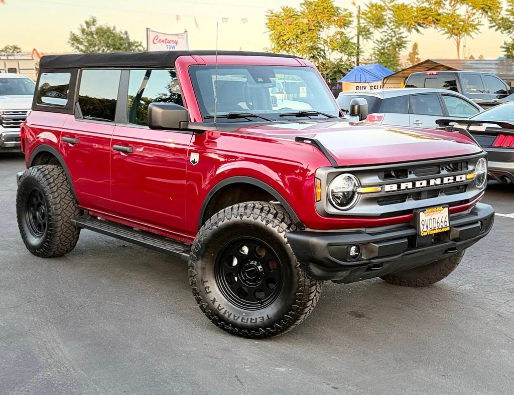 Ford Bronco Vehicle Full-screen Gallery Image 02