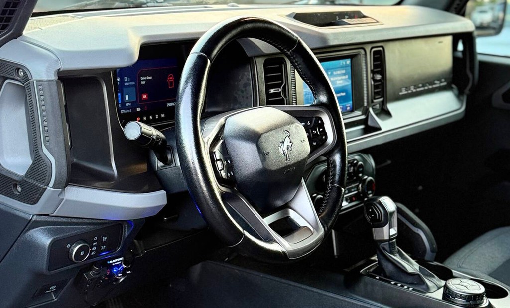 Ford Bronco Vehicle Full-screen Gallery Image 09