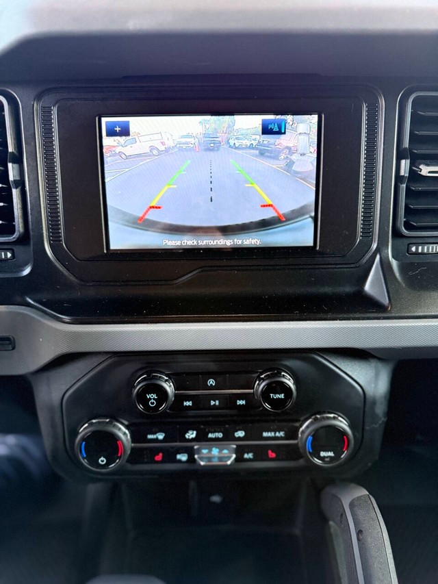 Ford Bronco Vehicle Full-screen Gallery Image 11