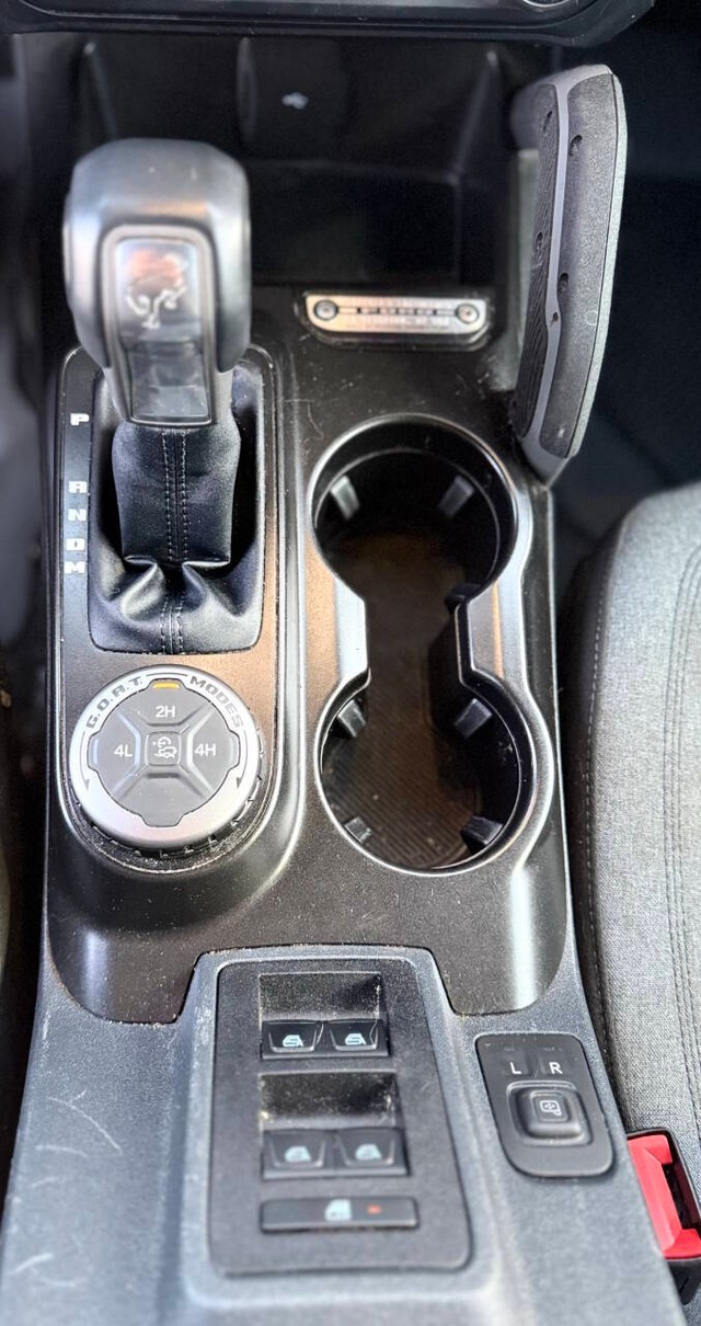 Ford Bronco Vehicle Full-screen Gallery Image 12